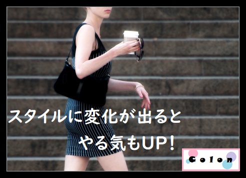 テイクアウトのコーヒーを手に歩く女性